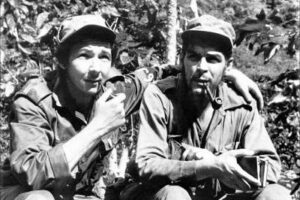 Raul Castro ( à gauche) en compagnie de Che Guevara dans le maquis cubain